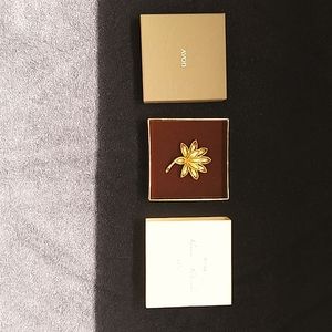 Avon pin gold